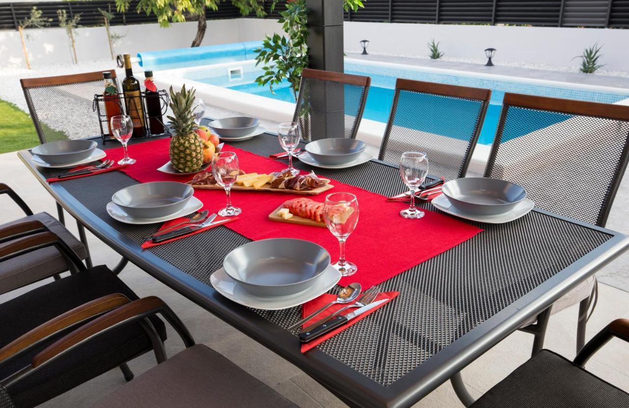 Villa Fides With Private Pool, Garden And Sea View Kaštel Novi Zewnętrze zdjęcie